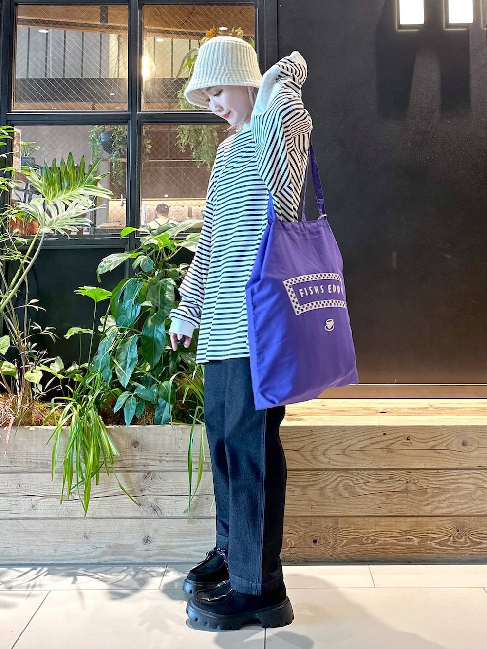 ブラック系のその他パンツ、パープル系のトートバッグ、ブラック系のモカシン/デッキシューズを着用したレディースの秋コーディネートの3枚目の写真