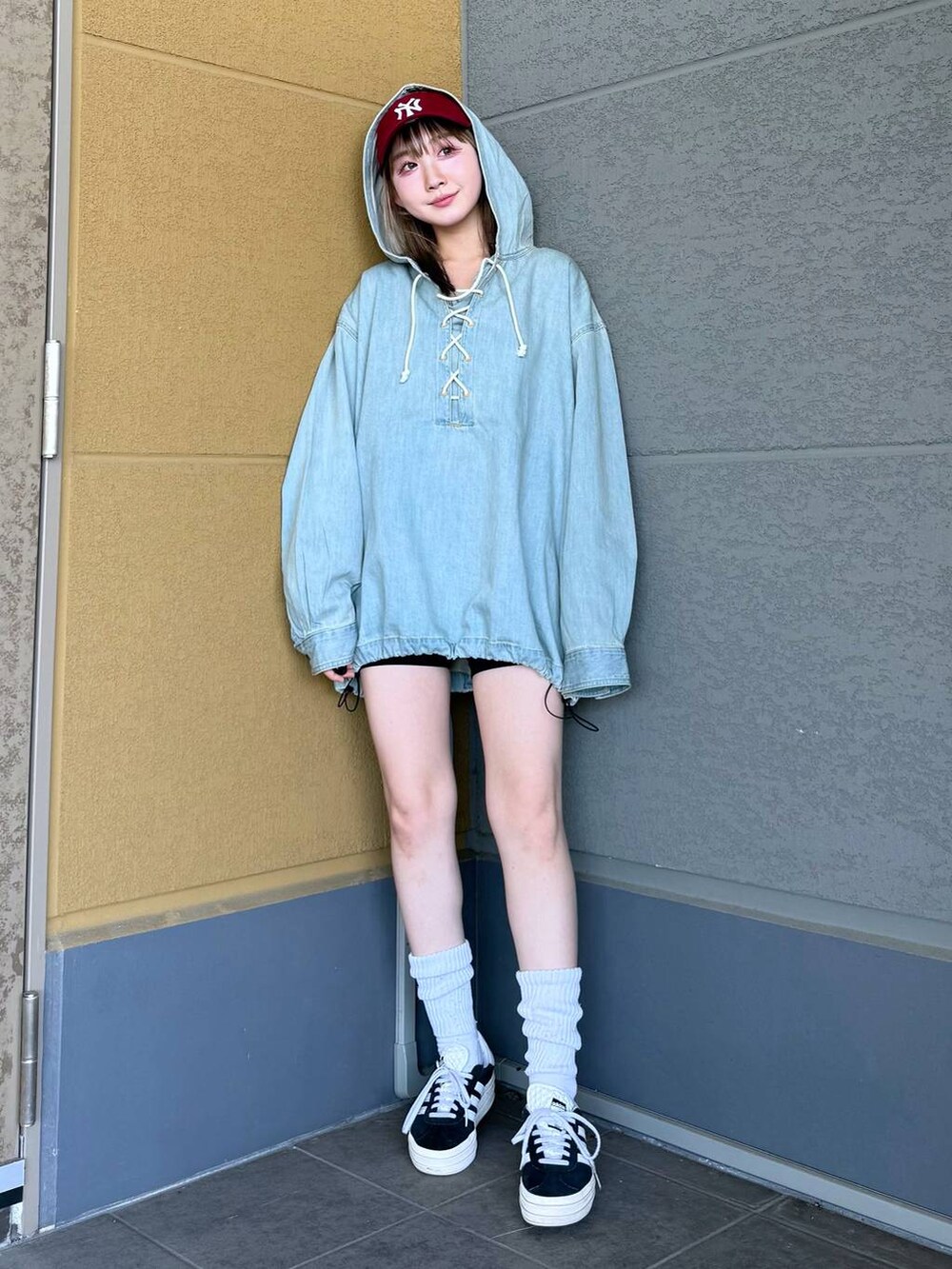 ブルー系のパーカーを着用したレディースの夏コーディネートの5枚目の写真