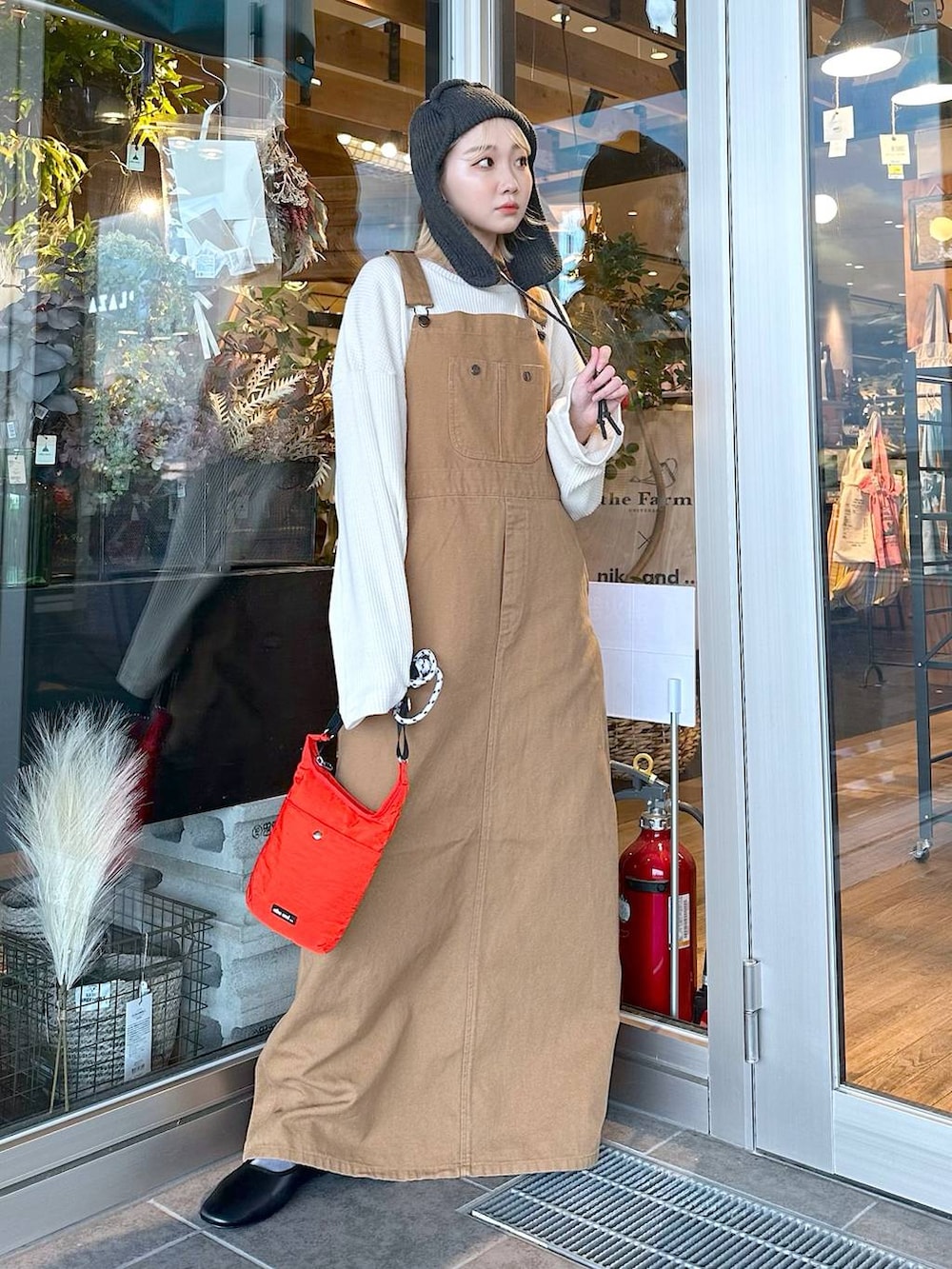 「差し色コーデ、低身長、個性派、女子会、旅行、niko and...、ニット帽、Tシャツ、ロンT、スカート、ロングスカート、ワンピース、ショルダーバッグ、バッグ、秋コーデ」｜「niko and...のオリジナルカンフーシューズN【WEB限定サイズ・カラー有り】（パンプス、その他）」を使った、すなぎもさん（レディース・153cm）の秋コーディネートの2枚目の写真