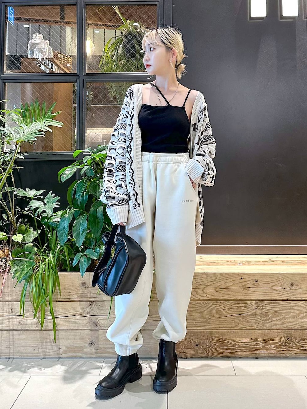 ブラック系のキャミソール、ブラック系のショルダーバッグ、その他のスウェットパンツを着用したレディースの秋コーディネートの5枚目の写真