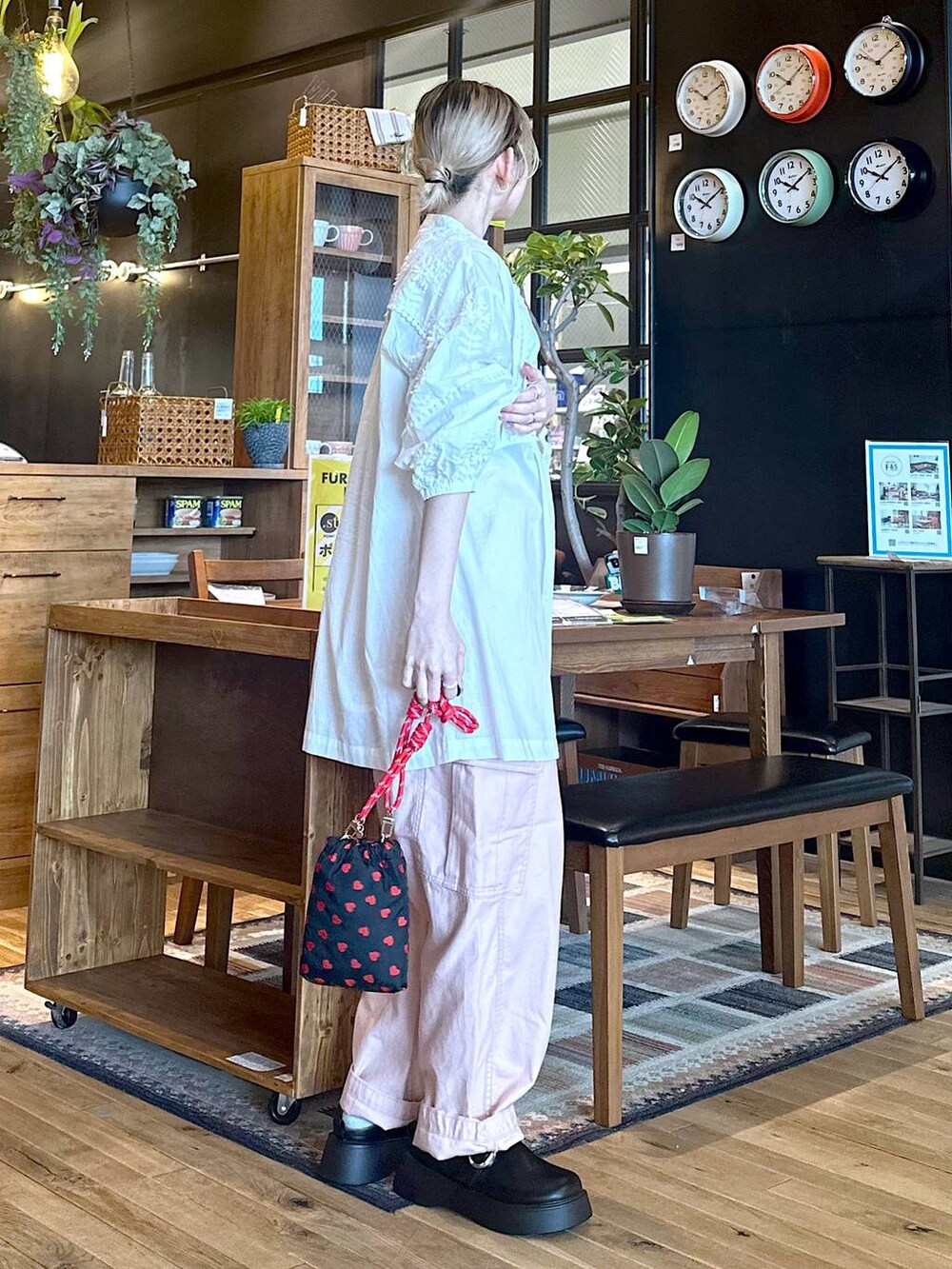 「差し色コーデ、低身長、個性派、デート/ロマンティック、女子会、旅行、niko and ...、ワンピース、ブラウス、ワイドパンツ、パンツ、ショルダーバッグ、バッグ、オーバーサイズ、春コーデ」｜「niko and...のオリジナル細コードショルダー巾着バッグN（ショルダーバッグ、ブラック系）」を使った、すなぎもさん（レディース・153cm）の春コーディネートの3枚目の写真