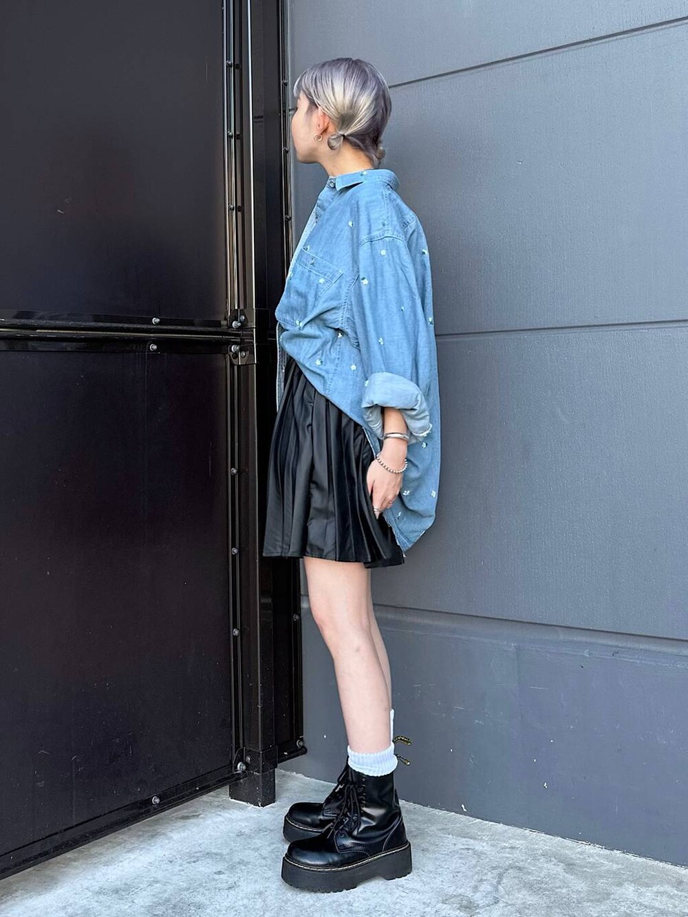 ブルー系のシャツ/ブラウス、ブラック系のスカートを着用したレディースの秋コーディネートの2枚目の写真