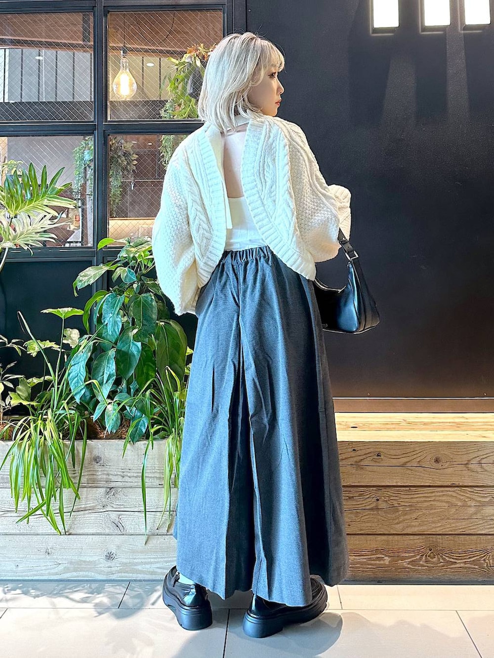 ブラック系のローファー、グレー系のその他パンツ、ベージュ系のカーディガン/ボレロを着用したレディースの秋コーディネートの4枚目の写真