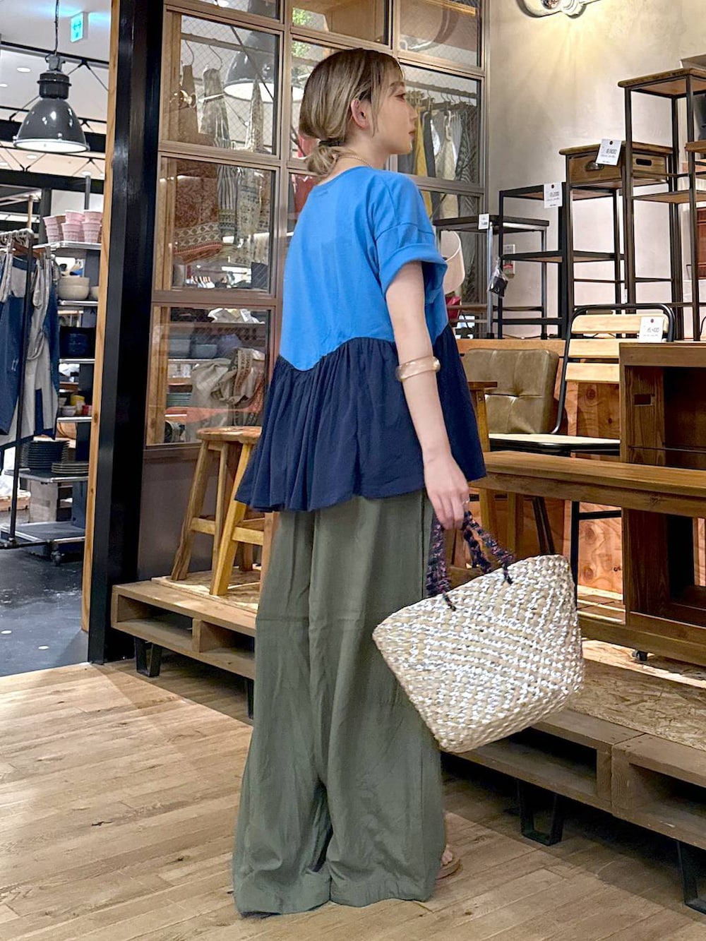 「差し色コーデ、低身長、個性派、デート/ロマンティック、女子会、旅行、niko and ...、Tシャツ、ワイドパンツ、パンツ、バッグ、ハンドバッグ、サンダル、セールコーデ、オーバーサイズ」｜「niko and...のオリジナルアソートトングサンダル（サンダル、イエロー系）」を使った、すなぎもさん（レディース・153cm）の夏コーディネートの3枚目の写真