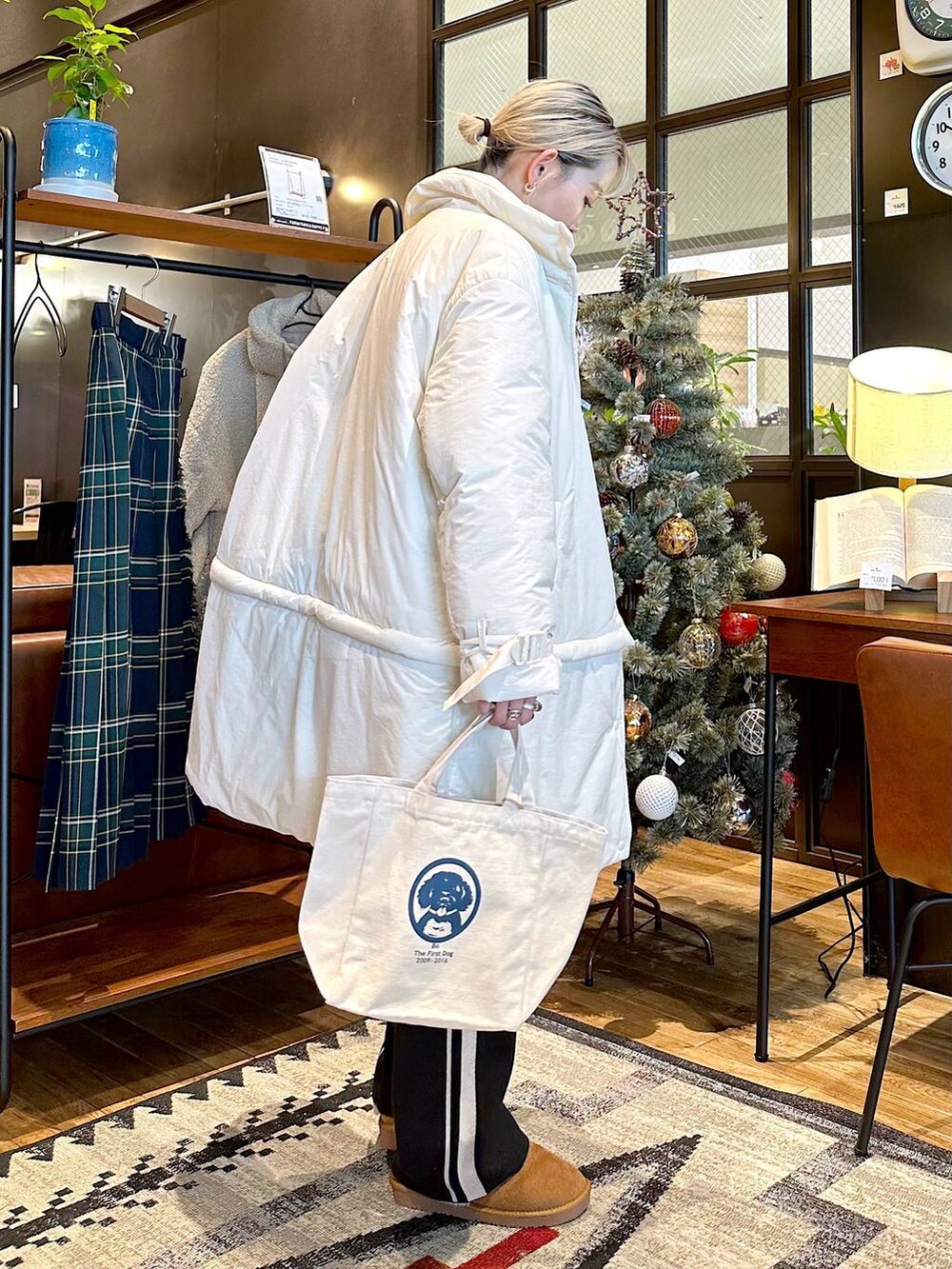 ホワイト系のその他パンツ、ホワイト系のトートバッグ、ホワイト系のその他アウターを着用したレディースの秋コーディネートの4枚目の写真