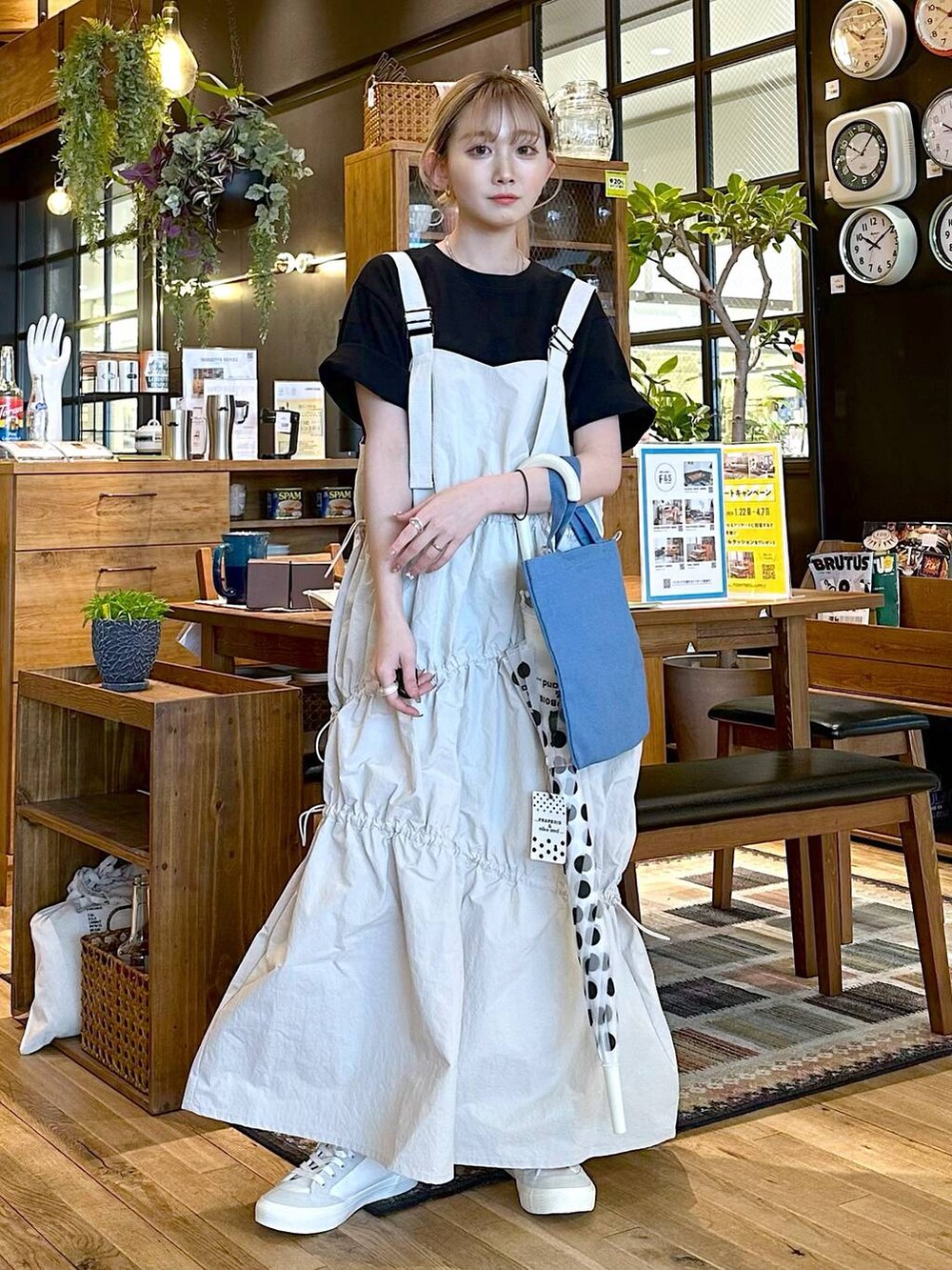 「差し色コーデ、低身長、個性派、デート/ロマンティック、女子会、旅行、niko and ...、Tシャツ、ワンピース、ロングスカート、スカート、トートバッグ、バッグ、FISHS EDDY、スニーカー」｜「niko and...のオリジナルオーガニックレースアップスニーカー（スニーカー、ホワイト系）」を使った、すなぎもさん（レディース・153cm）の冬コーディネートの3枚目の写真
