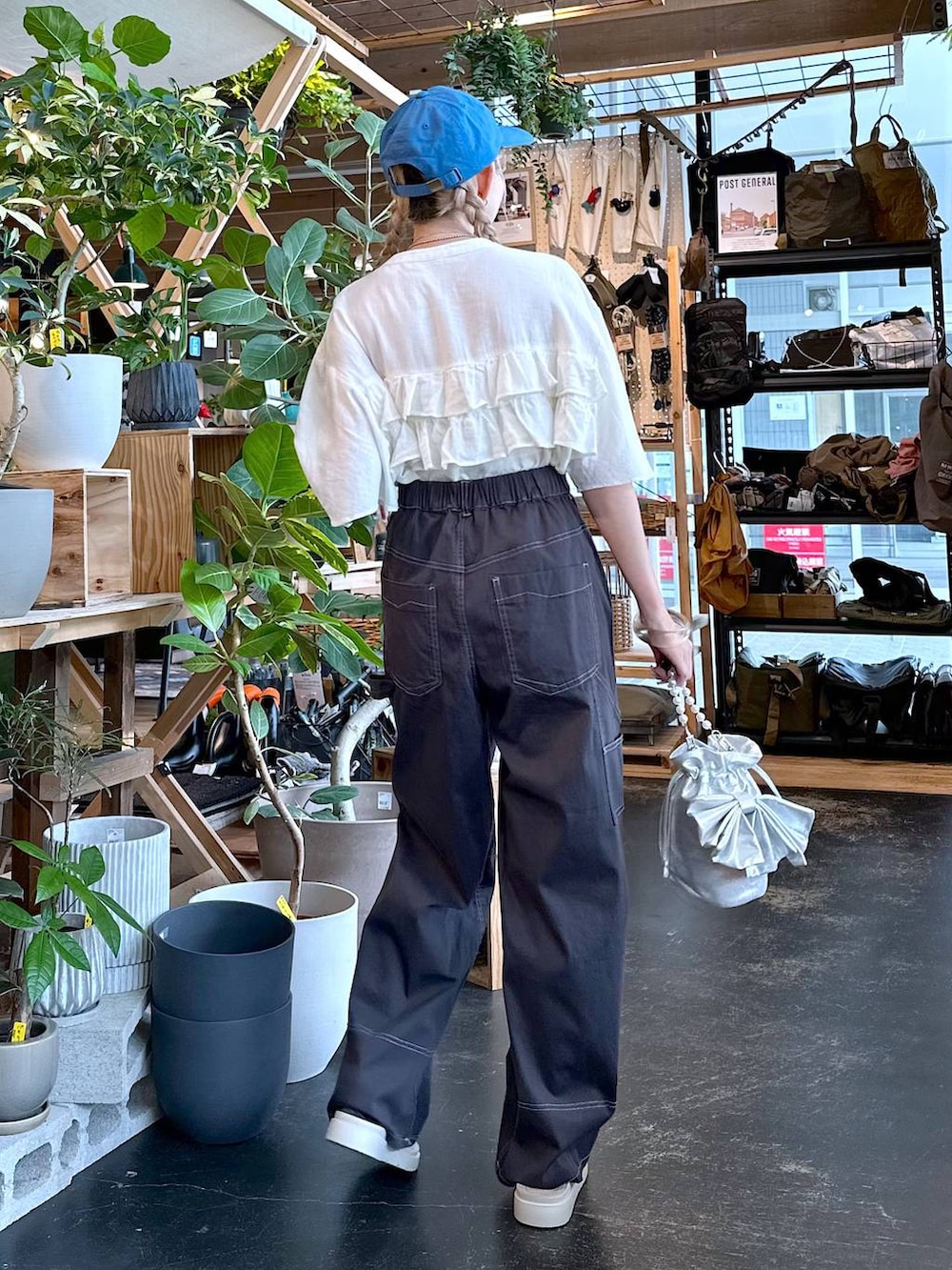 ベージュ系のサンダル、グレー系のその他パンツ、グレー系のショルダーバッグを着用したレディースの夏コーディネートの4枚目の写真