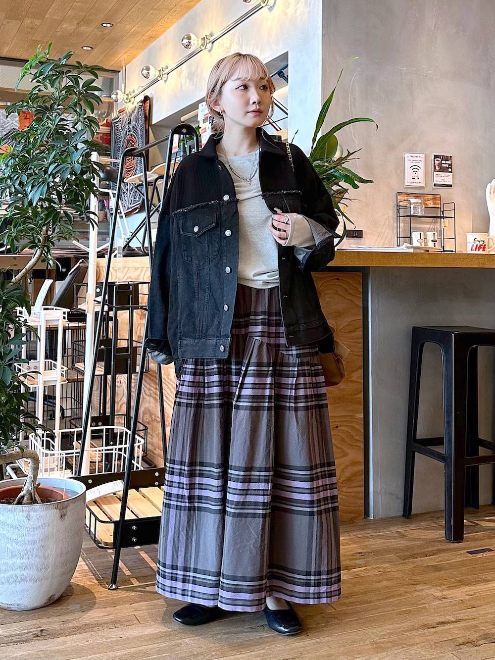 「差し色コーデ、低身長、個性派、デート/ロマンティック、女子会、旅行、niko and ...、ジャケット、ジャケットスタイル、デニムジャケット、Tシャツ、ロンT、ワイドパンツ、パンツ、ショルダーバッグ」｜「niko and...の[MODE NORM CORE]コットン塩縮チェックパンツ（その他パンツ、グレー系）」を使った、すなぎもさん（レディース・153cm）の夏コーディネートの4枚目の写真
