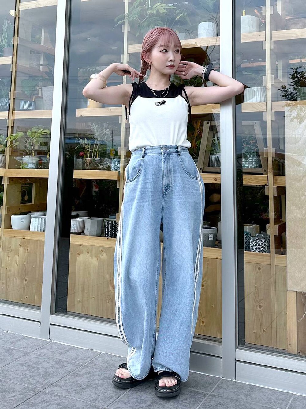 ブラック系のタンクトップ、ホワイト系のキャミソールを着用したレディースの夏コーディネートの3枚目の写真