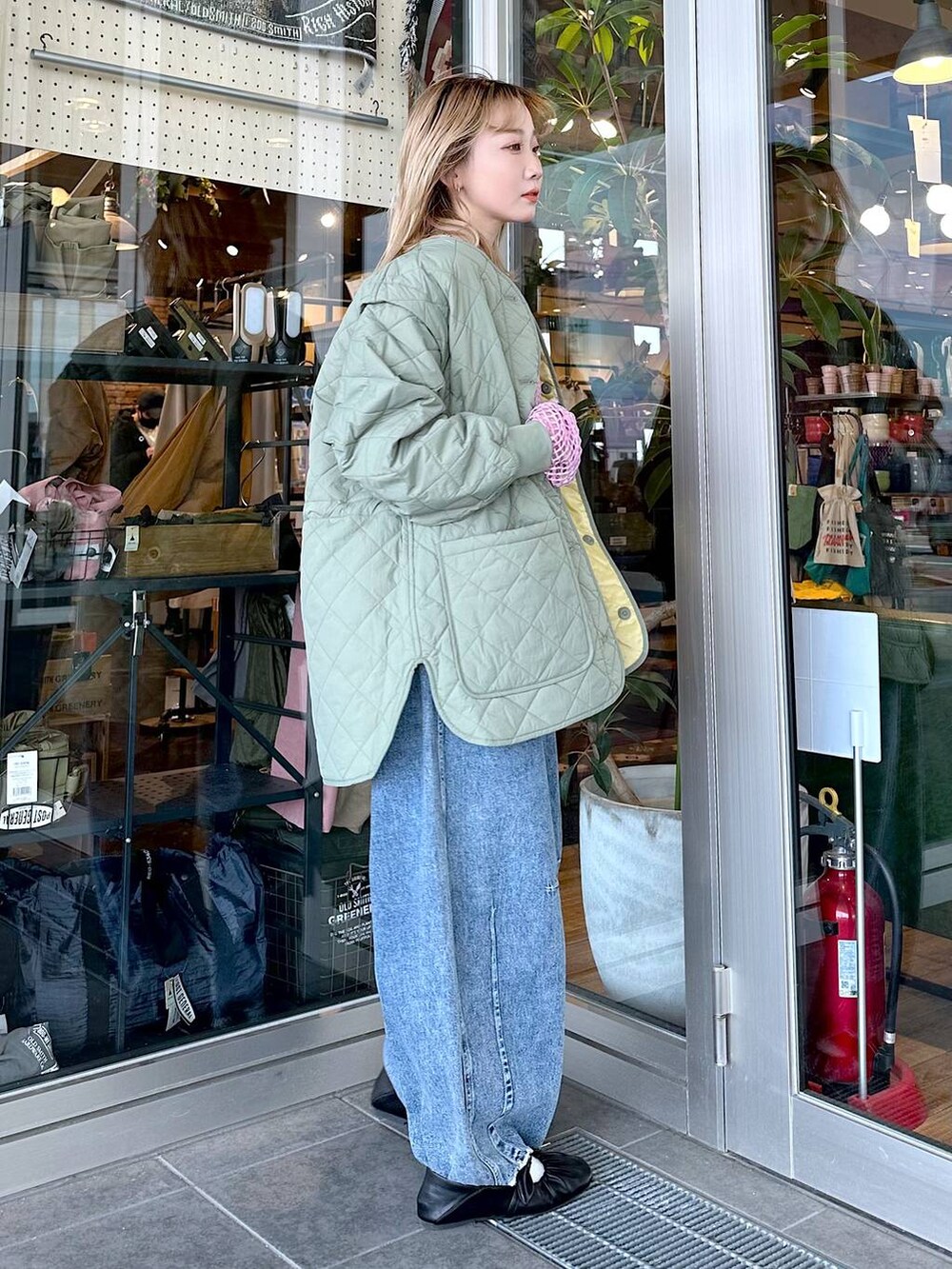 「差し色コーデ、低身長、個性派、デート/ロマンティック、女子会、旅行、niko and ...、ミリタリー、ミリタリージャケット、キャミソール、アウター、ジャケット、デニムパンツ、ワイドパンツ、ショルダーバッグ」|「niko and...のリバーシブルキルトジャケット(その他アウター、グリーン系)」を使った、すなぎもさん(レディース・153cm)の春コーディネートの2枚目の写真