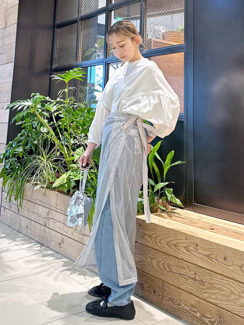 グレー系のスカート、ブルー系のその他パンツ、ブラック系のパンプスを着用したレディースの春コーディネートの2枚目の写真