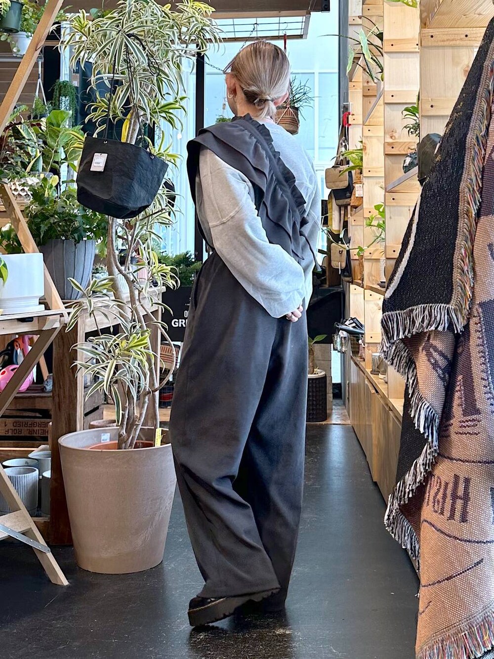 グレー系のその他パンツ、グレー系のスウェットを着用したレディースの冬コーディネートの3枚目の写真