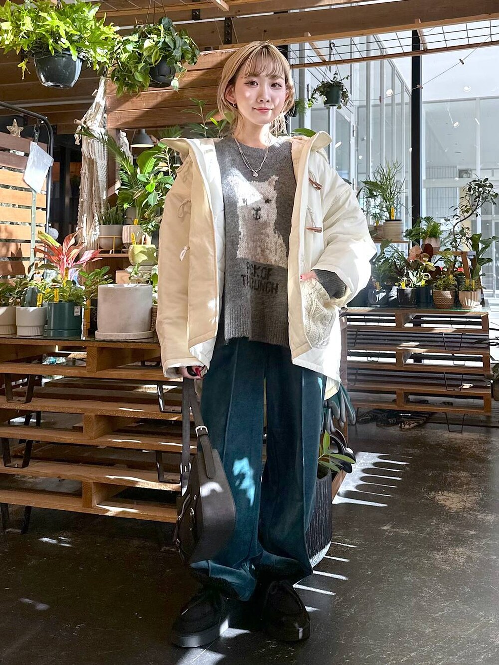 グリーン系のその他パンツ、グレー系のニット/セーター、ブラック系のモカシン/デッキシューズを着用したレディースの秋コーディネートの4枚目の写真