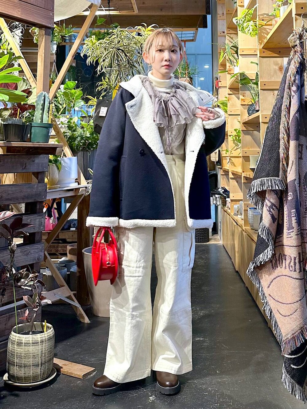 「春コーデ、差し色コーデ、低身長、個性派、デート/ロマンティック、女子会、旅行、niko and ...、アウター、ジャケット、ブラウス、ニット、ワイドパンツ、セールコーデ、ハンドバッグ」|「niko and...のマルチWAYチュールフリルプルオーバー(Tシャツ/カットソー、グレー系)」を使った、すなぎもさん(レディース・153cm)の冬コーディネートの2枚目の写真