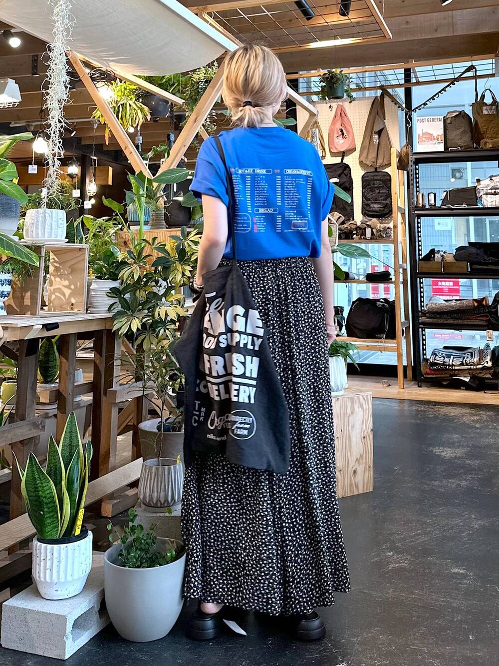 ブラック系のサンダル、ホワイト系のその他パンツ、グレー系のトートバッグを着用したレディースの夏コーディネートの2枚目の写真