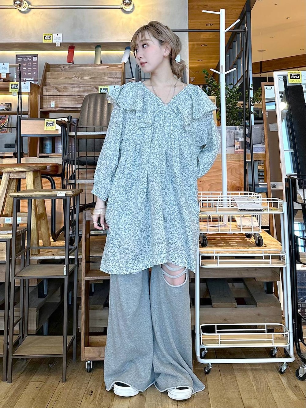 「春色、差し色コーデ、低身長、個性派、デート/ロマンティック、女子会、旅行、niko and ...、ワンピース、スウェットパンツ、パンツ、ワイドパンツ、ガーリー、春コーデ、春服みてみて」｜「niko and...のプレミアムローンフリルチュニック（チュニック、グリーン系）」を使った、すなぎもさん（レディース・153cm）の春コーディネートの5枚目の写真
