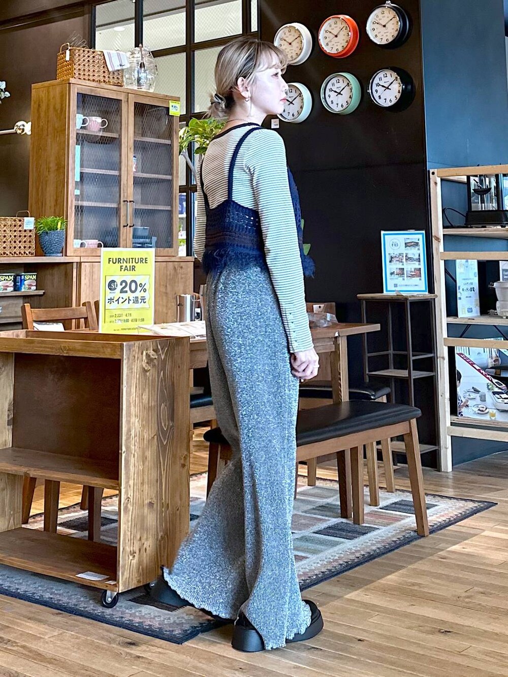 「差し色コーデ、低身長、個性派、デート/ロマンティック、女子会、旅行、niko and ...、Tシャツ、ロンT、ワイドパンツ、ショルダーバッグ、バッグ、春コーデ、モノトーン」｜「niko and...の[MODE NORM CORE]メッシュフリンジビスチェ（その他トップス、ブルー系）」を使った、すなぎもさん（レディース・153cm）の春コーディネートの2枚目の写真