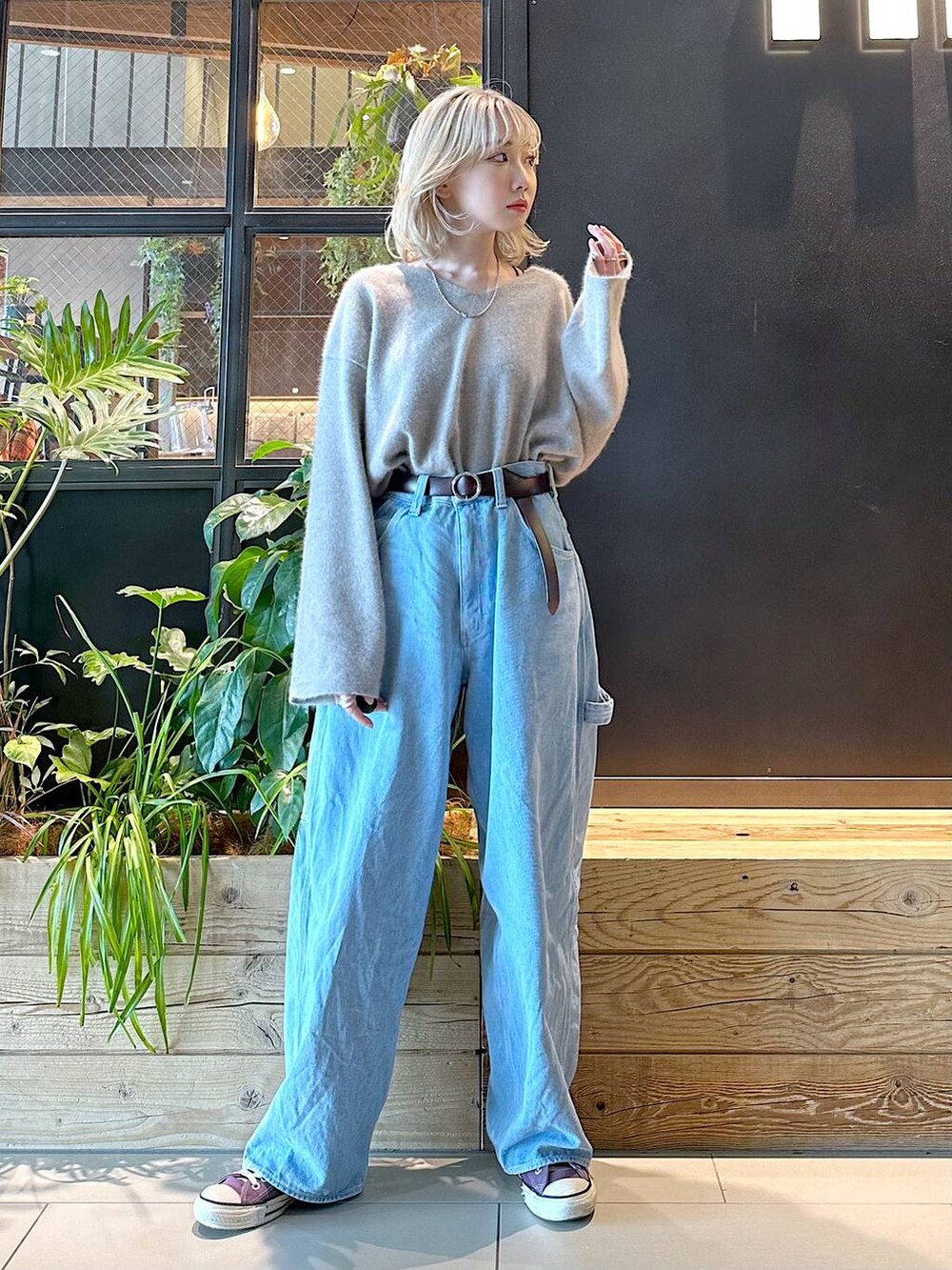 ブラウン系のニット/セーター、ブルー系のその他パンツ、ブラウン系のベルトを着用したレディースの秋コーディネートの2枚目の写真