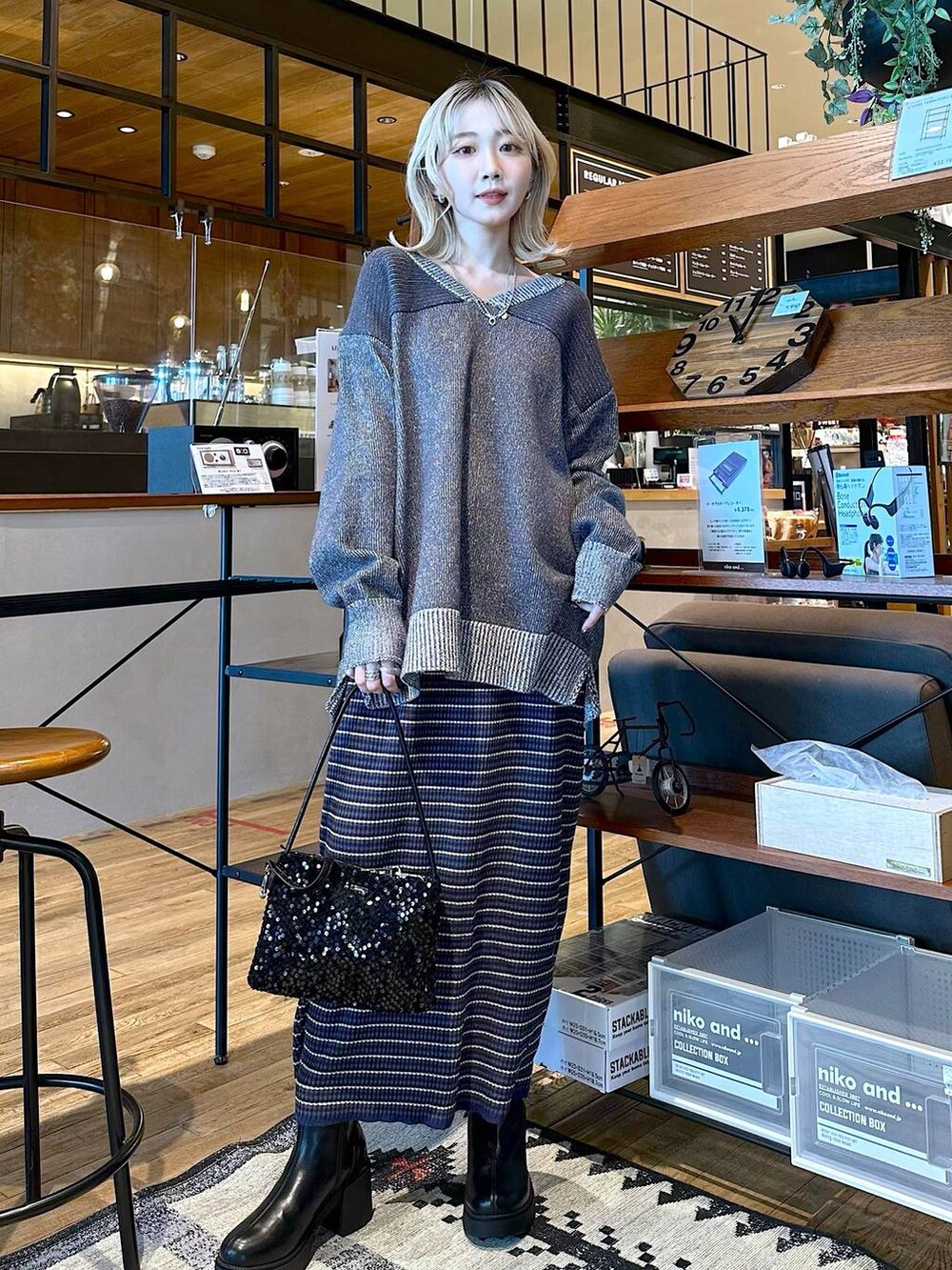 「差し色コーデ、低身長、個性派、デート/ロマンティック、女子会、旅行、niko and ...、ピアス、ニット、スカート、ロングスカート、ショルダーバッグ、バッグ、ショートブーツ、ブーツ」｜「niko and...のSilver925 フープピアス（ピアス（両耳用）、グレー系）」を使った、すなぎもさん（レディース・153cm）の冬コーディネートの5枚目の写真