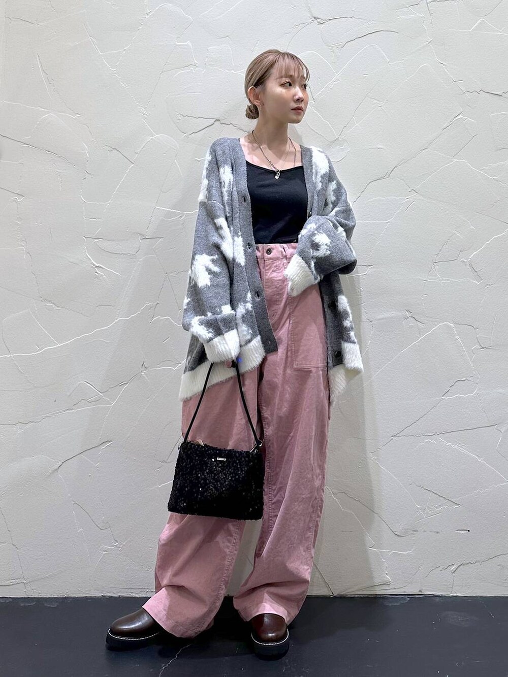 ピンク系のその他パンツ、ブラウン系のその他シューズ、ブラック系のショルダーバッグを着用したレディースの冬コーディネートの5枚目の写真