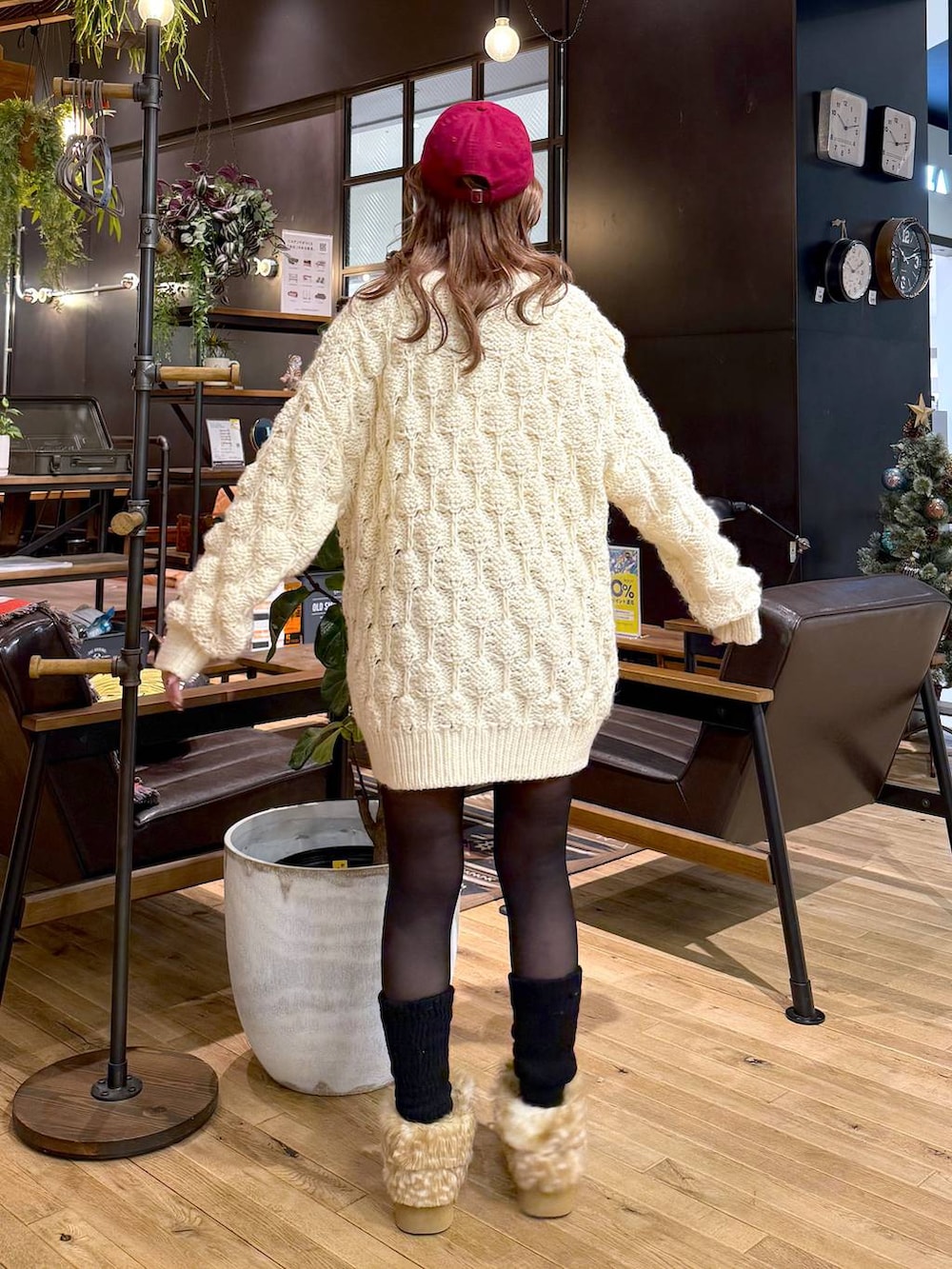 その他のモカシン/デッキシューズ、ベージュ系のニット/セーターを着用したレディースの秋コーディネートの3枚目の写真