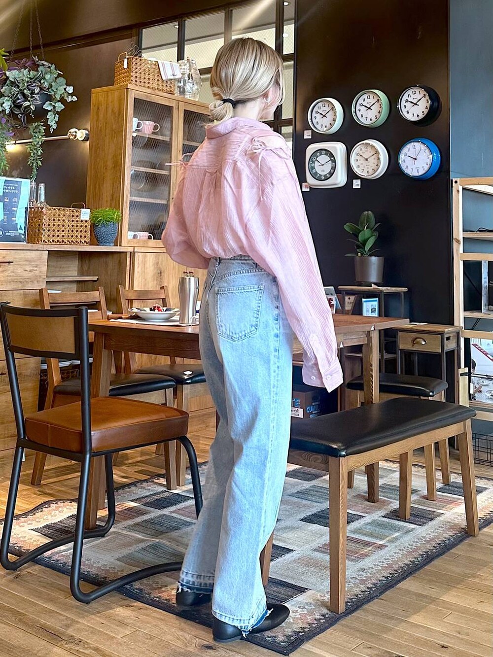 ピンク系のシャツ/ブラウス、その他のパンプス、ブルー系のデニムパンツを着用したレディースの春コーディネートの2枚目の写真