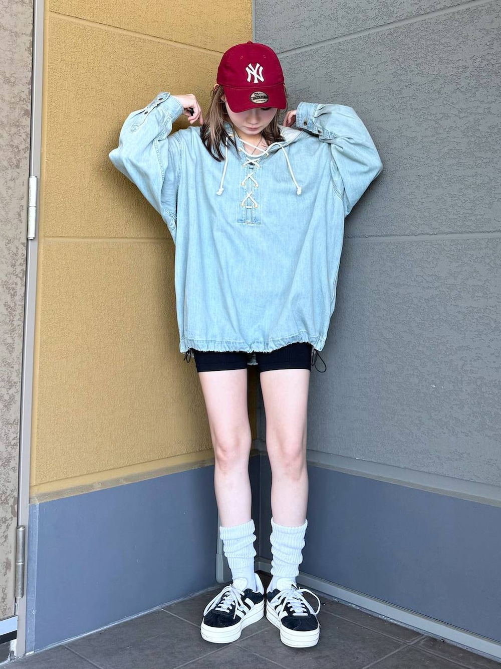 ブルー系のパーカーを着用したレディースの夏コーディネートの2枚目の写真