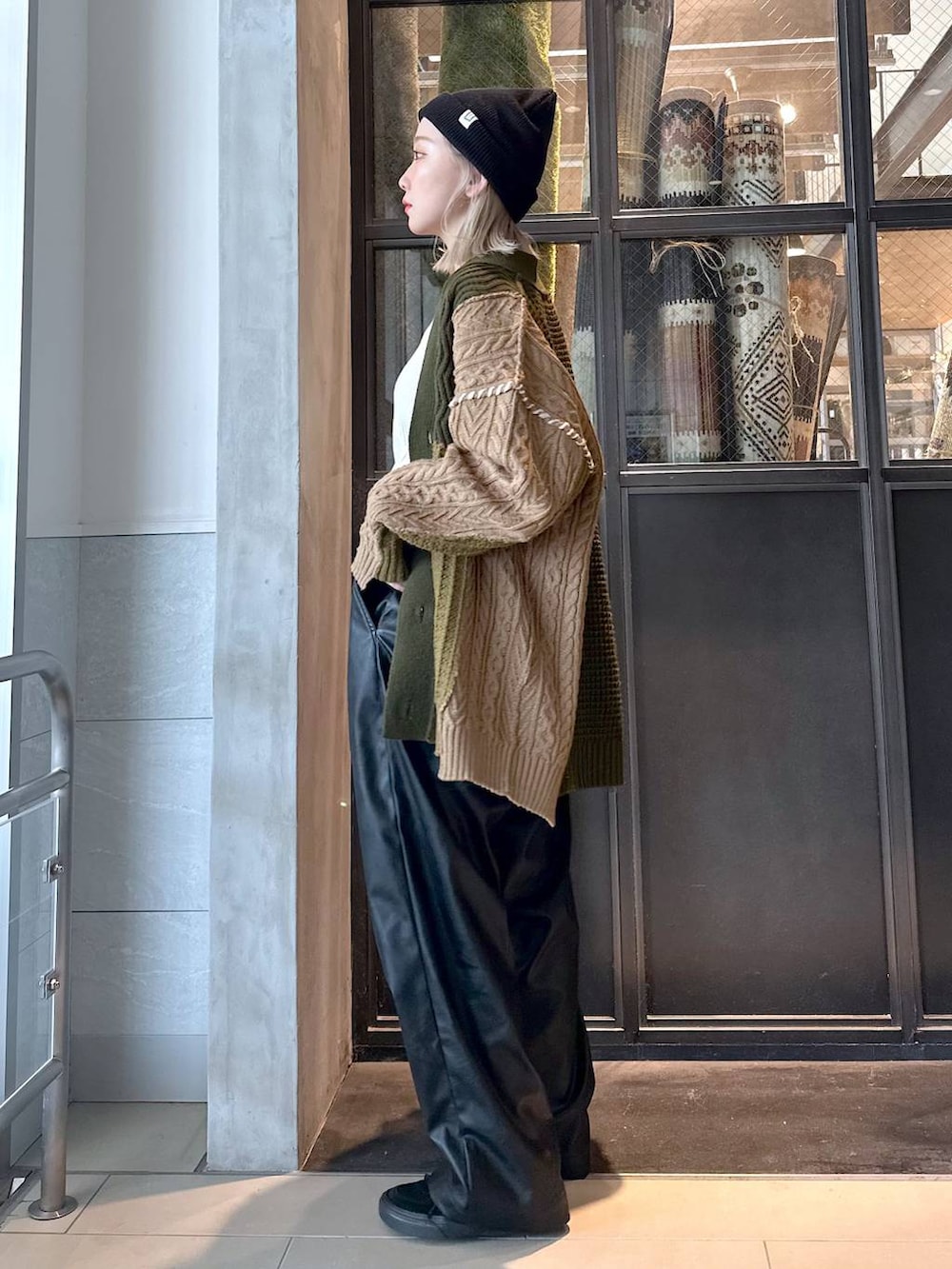 ブラック系のその他パンツ、グリーン系のカーディガン/ボレロ、ブラック系のニットキャップ/ビーニーを着用したレディースの秋コーディネートの2枚目の写真