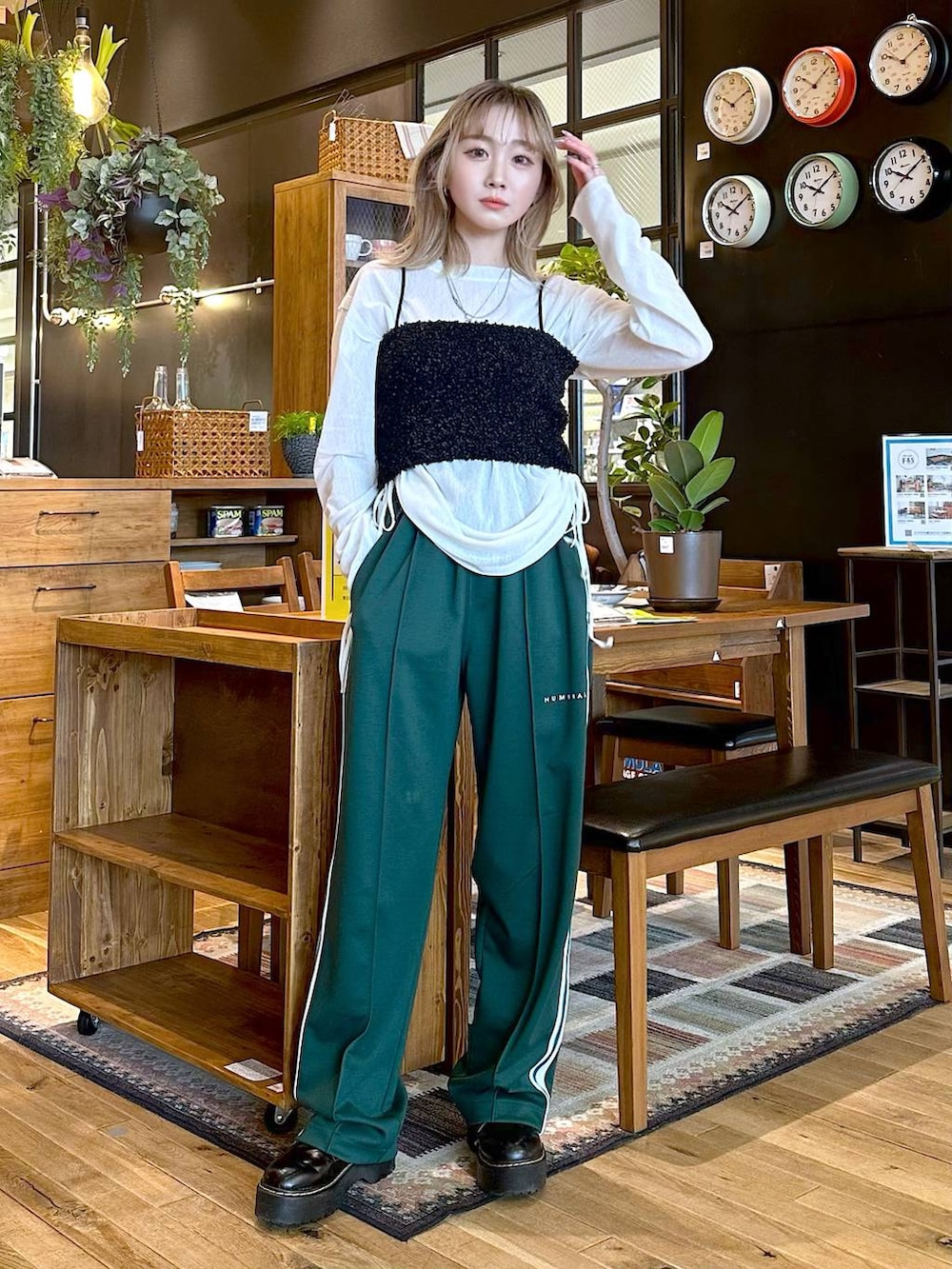 ブラック系のベスト、グリーン系のその他パンツ、ベージュ系のTシャツ/カットソーを着用したレディースの春コーディネートの5枚目の写真