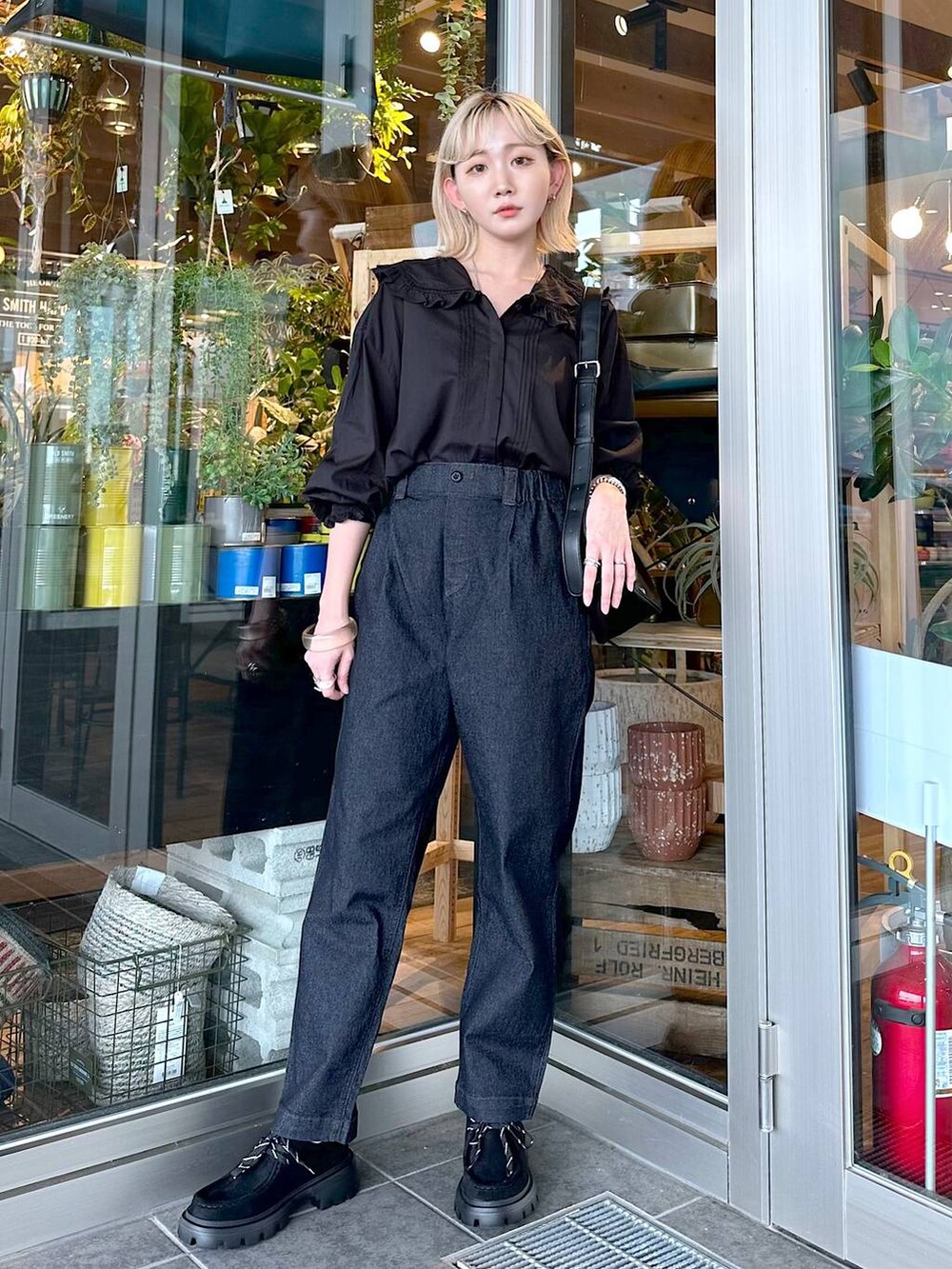 ブラック系のその他パンツ、ブラック系のショルダーバッグ、ブラック系のモカシン/デッキシューズを着用したレディースの夏コーディネートの3枚目の写真