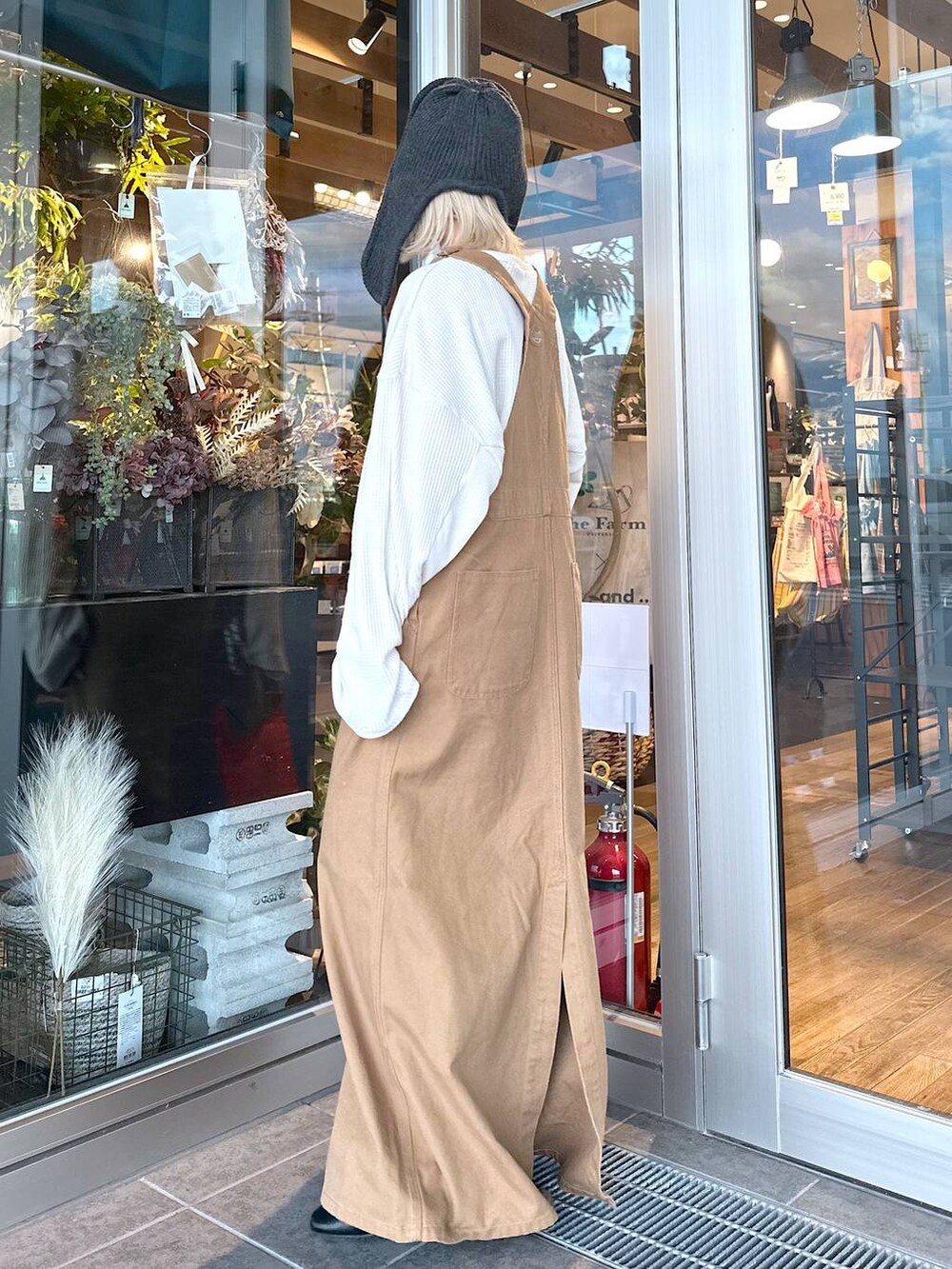 「差し色コーデ、低身長、個性派、女子会、旅行、niko and...、ニット帽、Tシャツ、ロンT、スカート、ロングスカート、ワンピース、ショルダーバッグ、バッグ、秋コーデ」｜「niko and...のオリジナルカンフーシューズN【WEB限定サイズ・カラー有り】（パンプス、その他）」を使った、すなぎもさん（レディース・153cm）の秋コーディネートの3枚目の写真