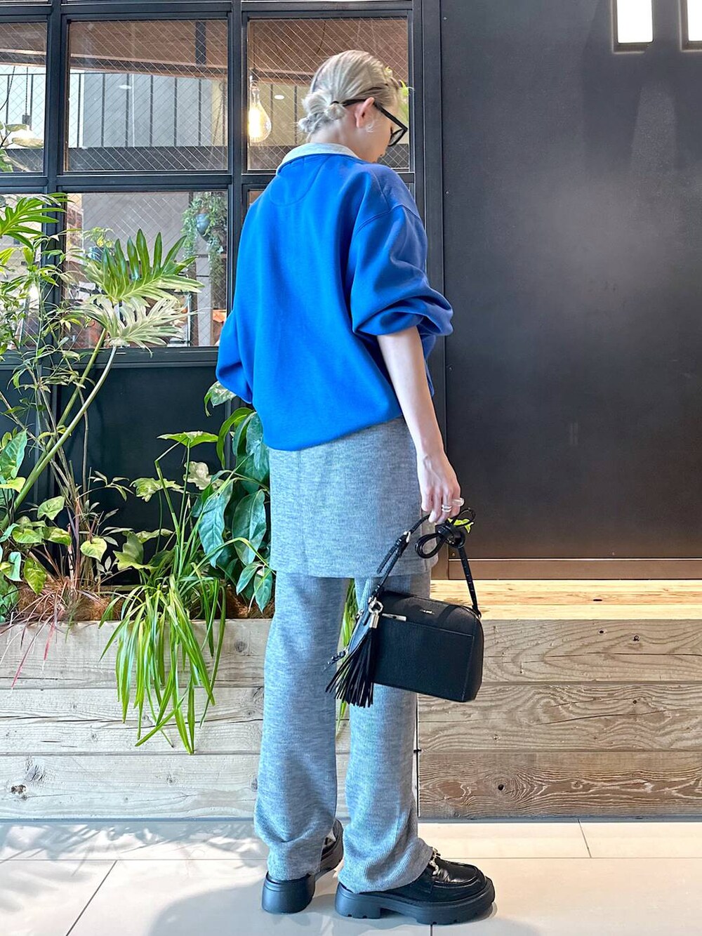 ブラック系のショルダーバッグ、グレー系のその他パンツ、ブラック系のローファーを着用したレディースの秋コーディネートの2枚目の写真