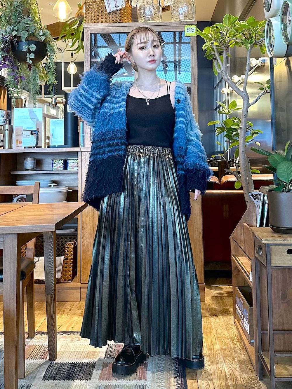 ベージュ系のスカート、ブルー系のカーディガン/ボレロを着用したレディースの冬コーディネートの3枚目の写真