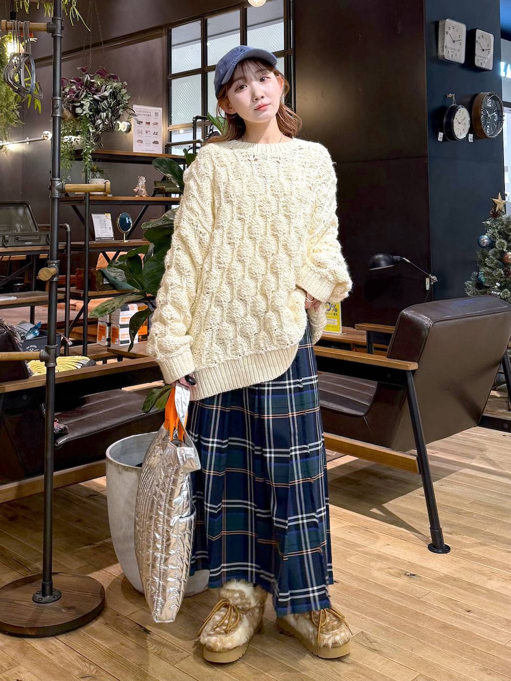 その他のモカシン/デッキシューズ、ブラック系のスカート、ベージュ系のニット/セーターを着用したレディースの秋コーディネートの4枚目の写真