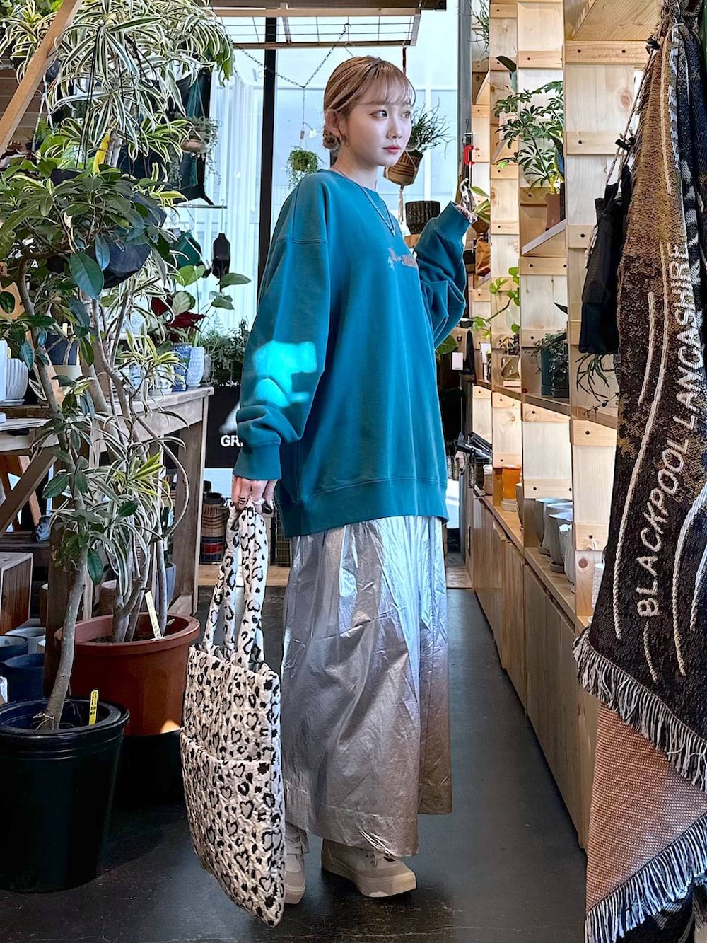 「差し色コーデ、低身長、個性派、デート/ロマンティック、女子会、旅行、niko and ...、ユニセックス、スウェット、ロングスカート、スカート、トートバッグ、バッグ、スニーカー、冬コーデ」｜「niko and...のオリジナルオーガニックレースアップスニーカー（スニーカー、ホワイト系）」を使った、すなぎもさん（レディース・153cm）の冬コーディネートの3枚目の写真