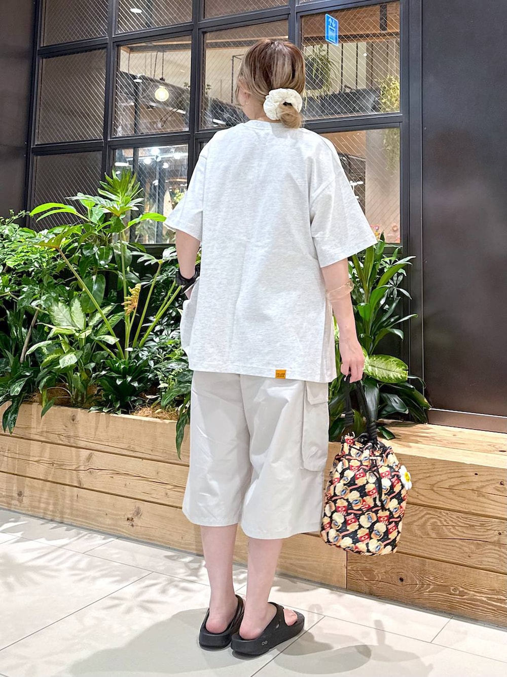 「差し色コーデ、低身長、個性派、デート/ロマンティック、女子会、旅行、niko and ...、Tシャツ、インナー、キャミソール、ハーフパンツ、パンツ、ショルダーバッグ、バッグ、サンダル」｜「niko and...のルームドライ/カップ付きキャミソール（キャミソール、レッド系）」を使った、すなぎもさん（レディース・153cm）の夏コーディネートの2枚目の写真