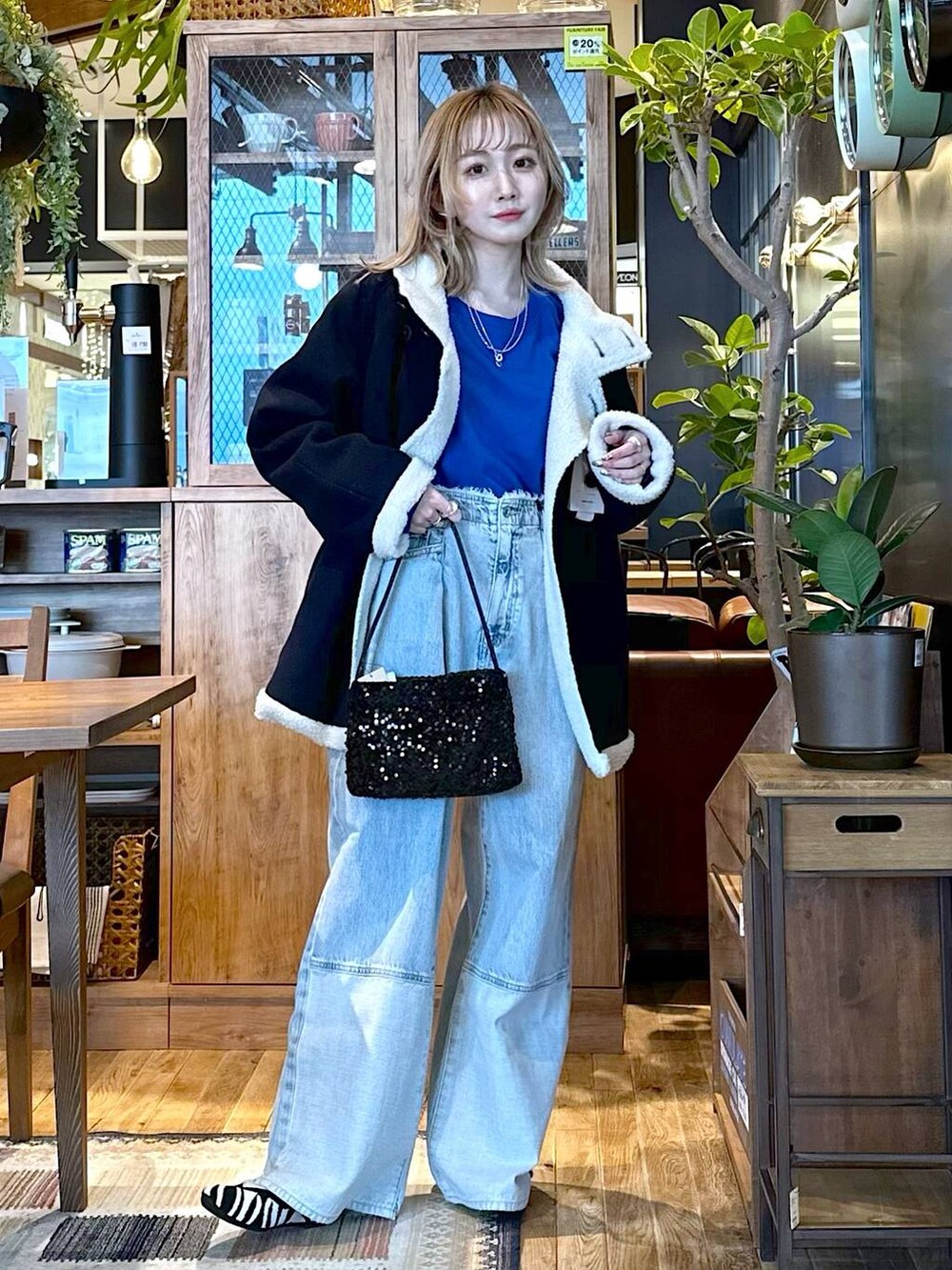 ブルー系のブルゾン、ブルー系のTシャツ/カットソー、その他のパンプスを着用したレディースの冬コーディネートの5枚目の写真