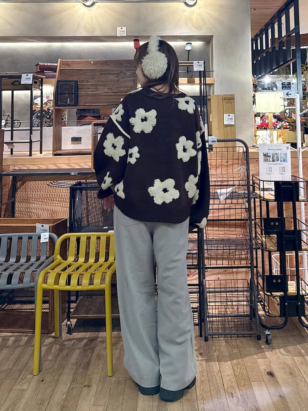 ブラック系のブーツ、ブラウン系のニット/セーター、グレー系のその他パンツを着用したレディースの冬コーディネートの4枚目の写真