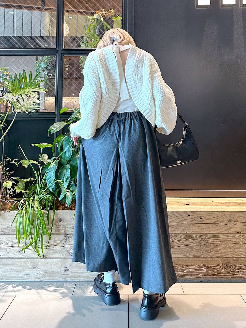 ブラック系のローファー、グレー系のその他パンツ、ベージュ系のカーディガン/ボレロを着用したレディースの秋コーディネートの5枚目の写真