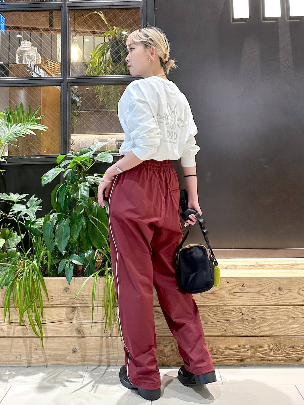 「差し色コーデ、低身長、個性派、女子会、旅行、niko and...、Tシャツ、ロンT、ワイドパンツ、ショルダーバッグ、バッグ、ショートブーツ、ブーツ、NUMERALS、スポーティ」｜「NUMERALSの[NUMERALS]パイピングトラックパンツ（その他パンツ、レッド系）」を使った、すなぎもさん（レディース・153cm）の夏コーディネートの3枚目の写真