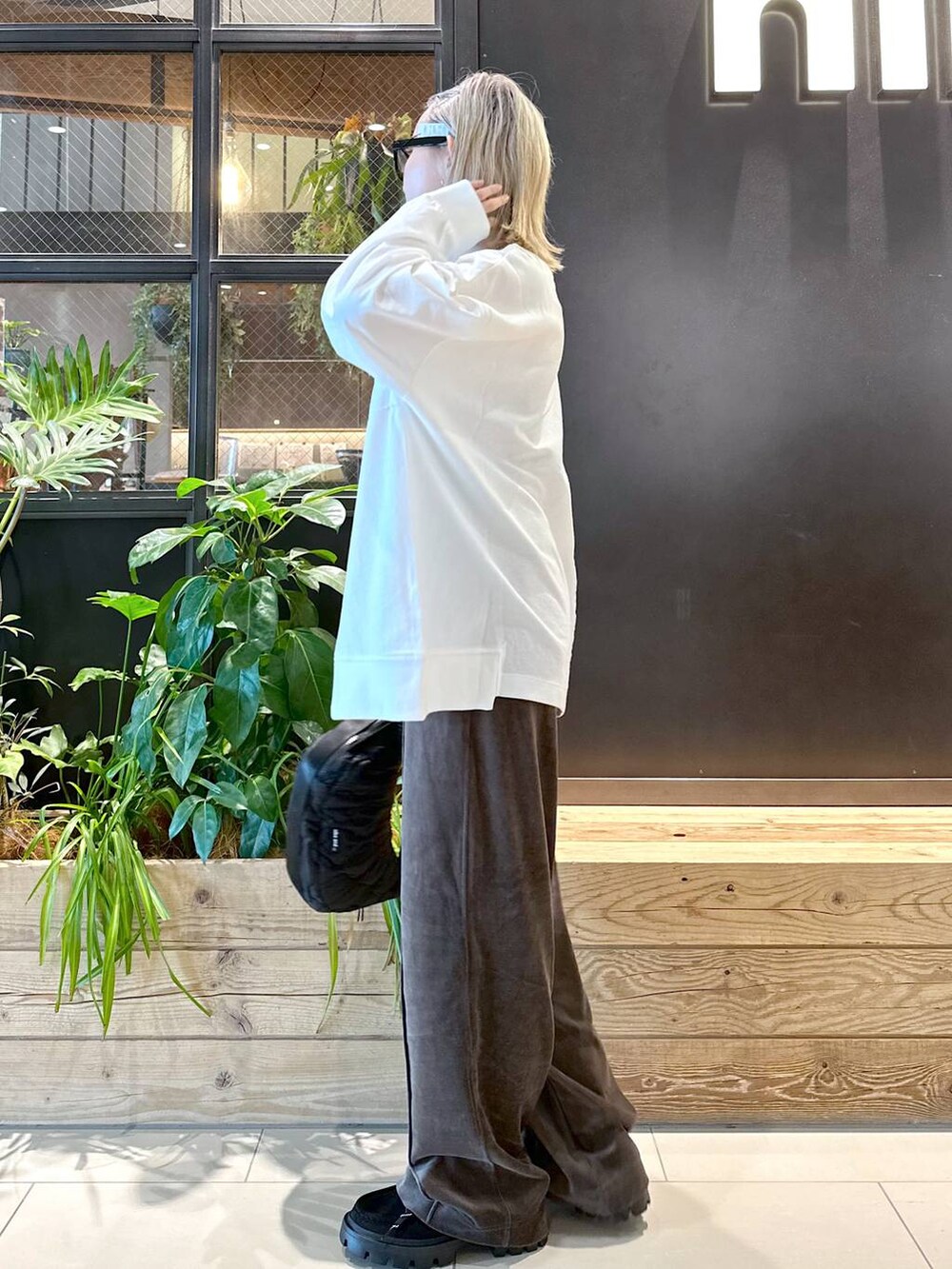 「旅行、差し色コーデ、低身長、個性派、デート/ロマンティック、女子会、niko and...、メガネ、Tシャツ、ロンT、セールコーデ、ワイドパンツ、オーバーサイズ、秋コーデ」｜「niko and...のリメイク風ドッキングプルオーバー（スウェット、ホワイト系）」を使った、すなぎもさん（レディース・153cm）の秋コーディネートの4枚目の写真