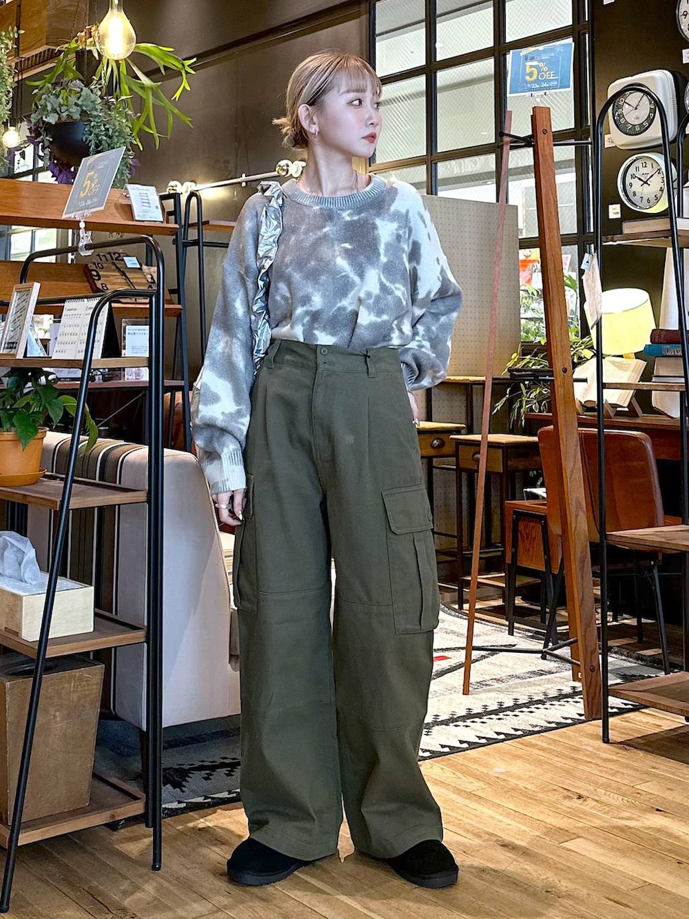 ブラック系のその他シューズ、グリーン系のその他パンツ、グレー系のショルダーバッグを着用したレディースの冬コーディネートの4枚目の写真