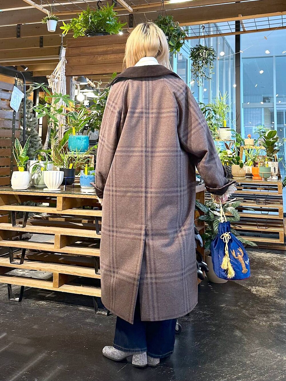 ブラウン系のその他アウター、ブルー系のデニムパンツ、グレー系のブーツを着用したレディースの冬コーディネートの2枚目の写真