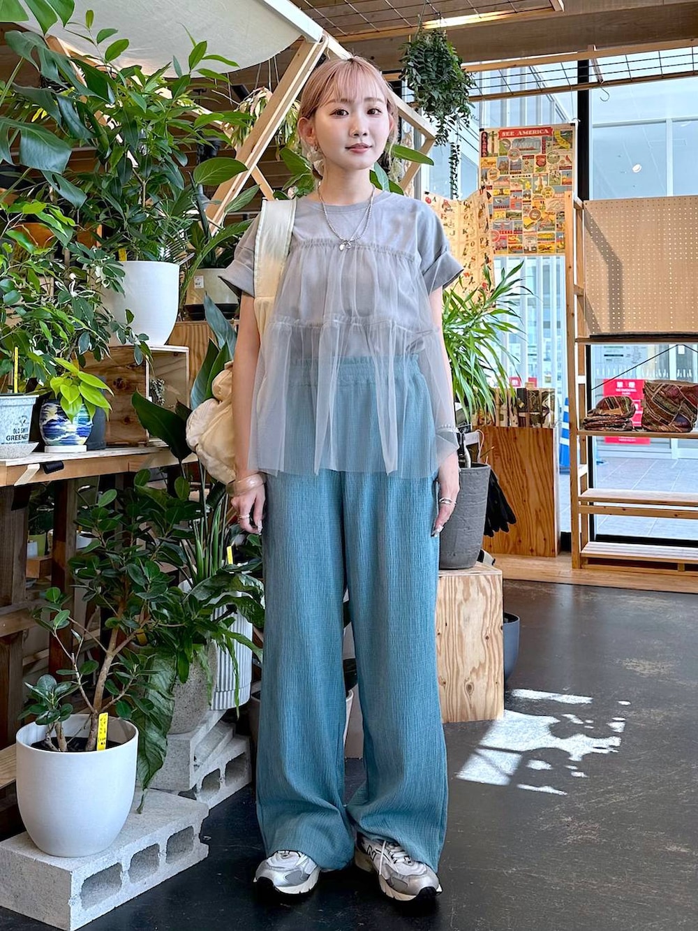 「差し色コーデ、低身長、個性派、デート/ロマンティック、女子会、旅行、niko and ...、ヘアアクセサリー、Tシャツ、ワイドパンツ、ショルダーバッグ、バッグ、スニーカー、夏コーデ、オーバーサイズ」｜「niko and...のレースシュシュ（シュシュ、ホワイト系）」を使った、すなぎもさん（レディース・153cm）の夏コーディネートの2枚目の写真