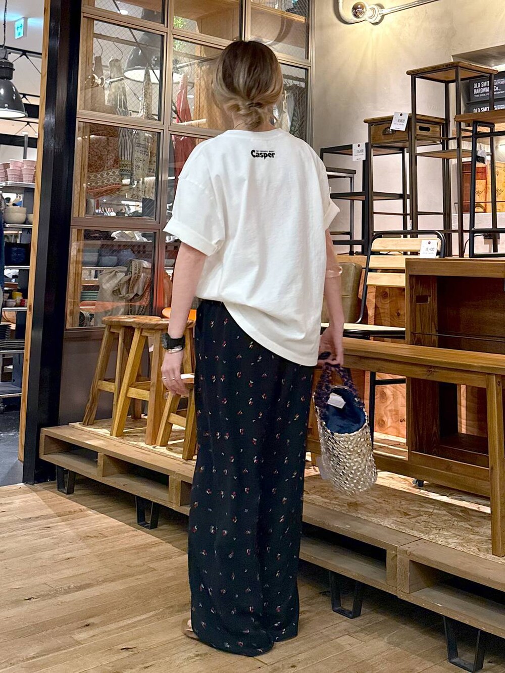イエロー系のサンダル、ブラック系のその他パンツ、グレー系のかごバッグを着用したレディースの夏コーディネートの3枚目の写真