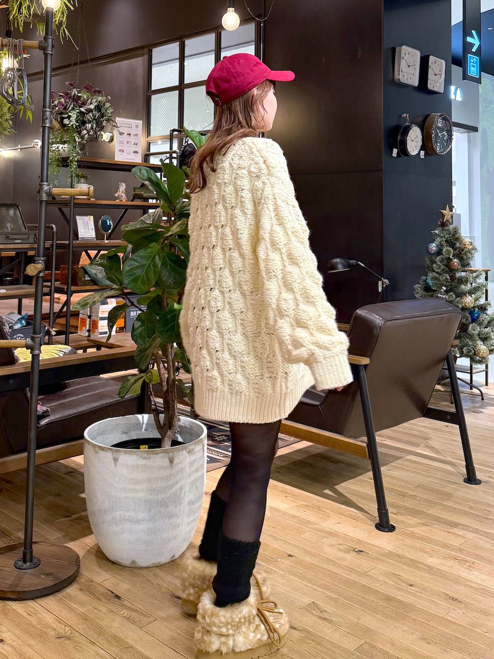 その他のモカシン/デッキシューズ、ベージュ系のニット/セーターを着用したレディースの秋コーディネートの4枚目の写真