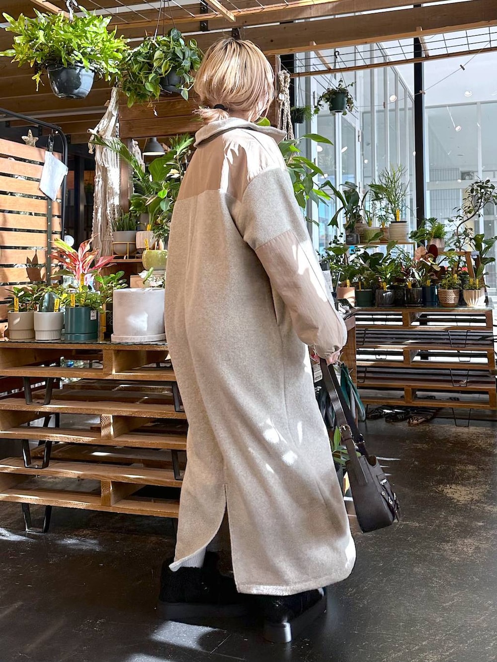 「差し色コーデ、低身長、個性派、デート/ロマンティック、女子会、旅行、niko and ...、ワンピース、ショルダーバッグ、バッグ、ブーツ、スポーティ、カジュアル、カジュアルネイル、大人カジュアル」｜「niko and...の[MODE NORM CORE]フリースジップマキシワンピース（ワンピース、ベージュ系）」を使った、すなぎもさん（レディース・153cm）の秋コーディネートの2枚目の写真