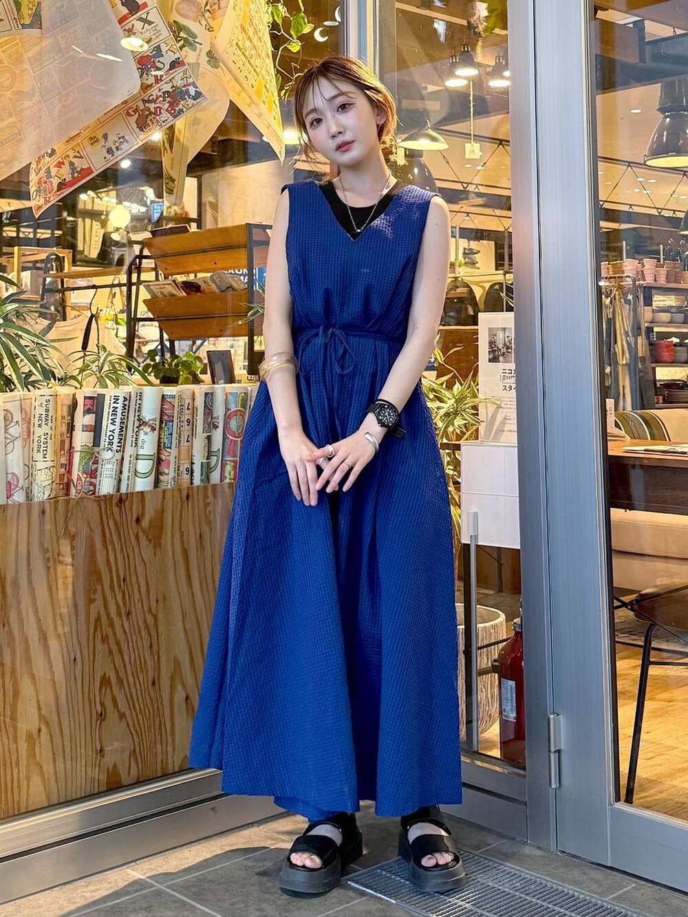 ブルー系のドレスを着用したレディースの夏コーディネートの6枚目の写真