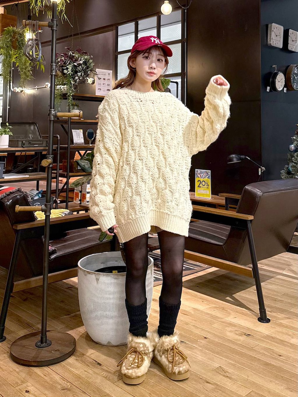 その他のモカシン/デッキシューズ、ベージュ系のニット/セーターを着用したレディースの秋コーディネートの5枚目の写真