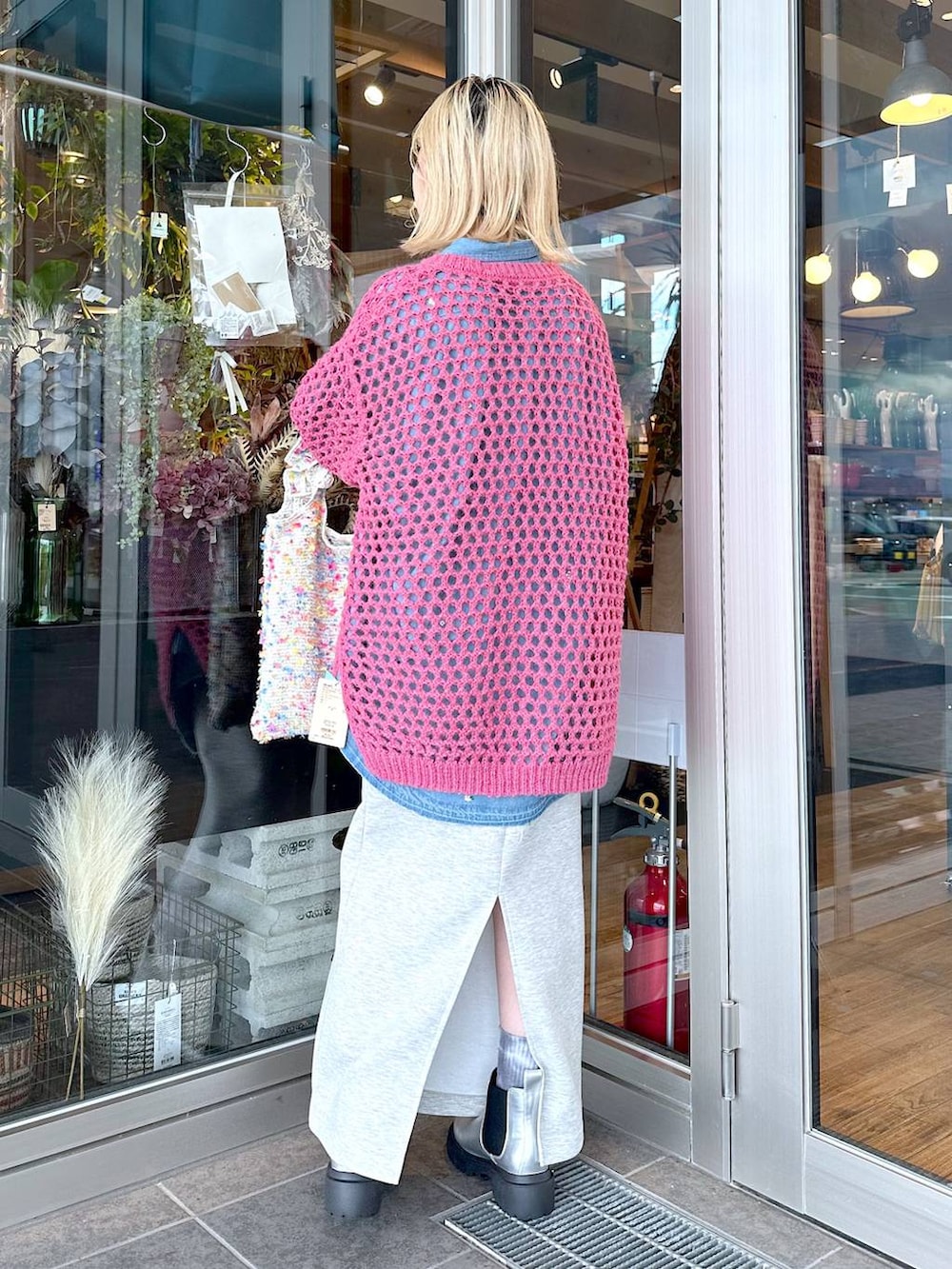 「差し色コーデ、低身長、個性派、女子会、旅行、niko and...、ニット、シャツ、オーバーサイズ、スカート、ロングスカート、スウェット、NUMERALS、トートバッグ、バッグ」｜「niko and...のオリジナル厚底ゴアブーツ（ブーツ、グレー系）」を使った、すなぎもさん（レディース・153cm）の秋コーディネートの3枚目の写真